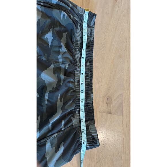 ATHLETA PRINTED MESH RACER RUN SHORT 4” olive camo size large - Picture 10 of 13